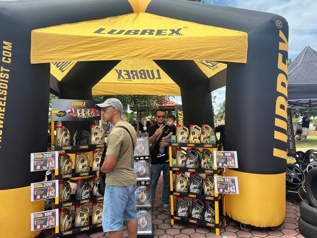 Easy Assembly Plastic Racks A store clerk easily assembling a knock-down plastic display rack for motor oil